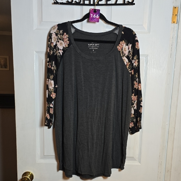 166 Torrid 3 3X Gray and Floral Sleeve Blouse - Picture 1 of 4